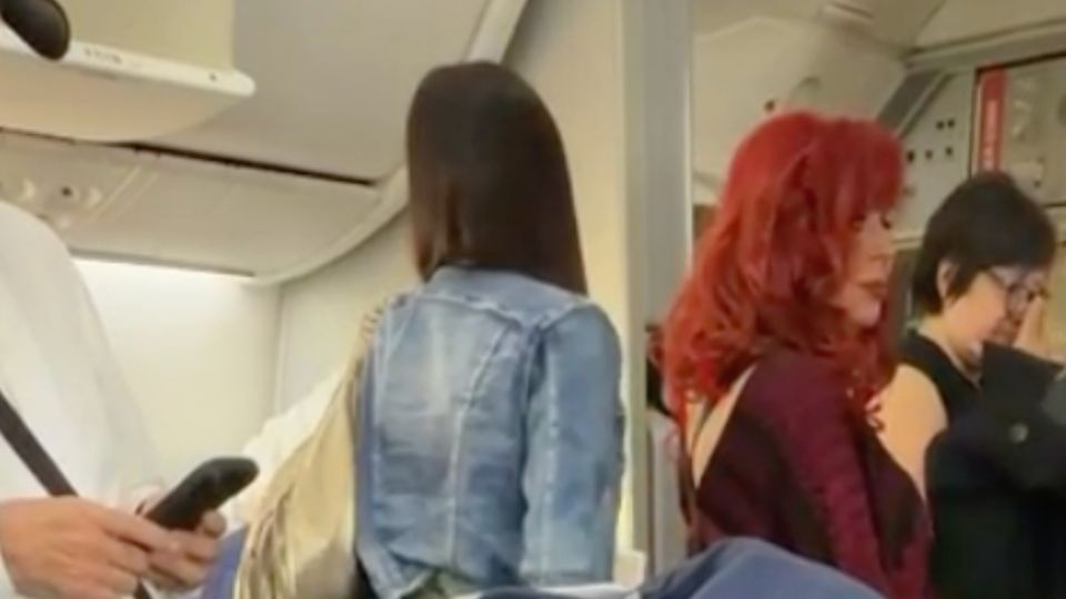 La gobernadora de Campeche, Layda Sansores, y su hermana Laura viajan a España en primera clase