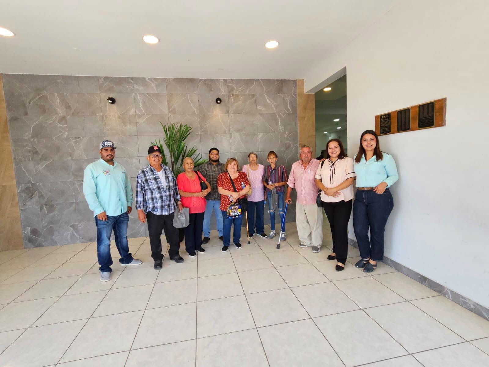 DIF de San Francisco de Conchos entrega lentes y aparatos auditivos a beneficiarios del municipio