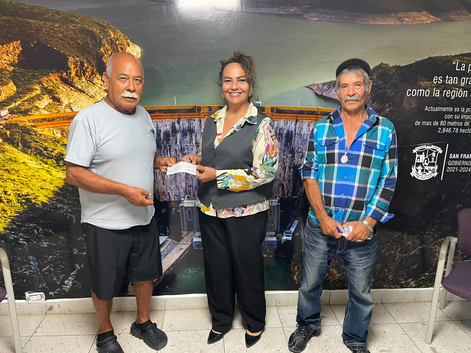 Cumple Norma Pavía compromiso con pescadores; entrega apoyo de 30 mil pesos a cooperativa «Las Ranas»