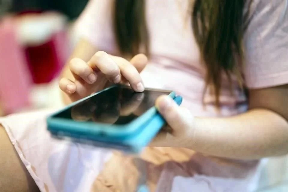 Fija SEP límites a celulares; permite uso educativo