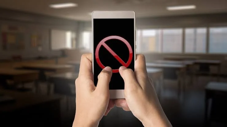 Inician en noviembre escuelas sin celulares