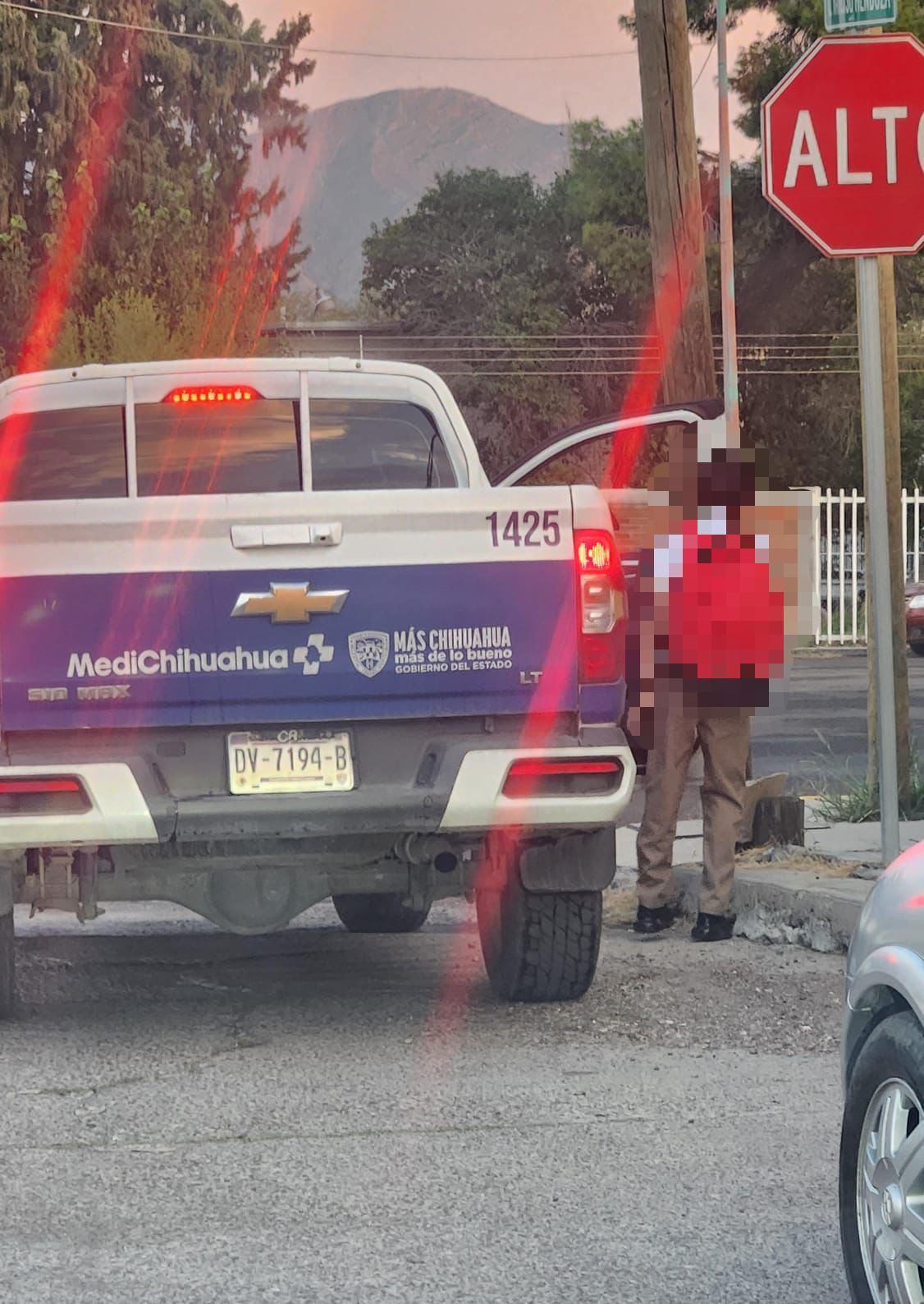 Señalan presunto uso particular de camioneta oficial de MediChihuahua para dejar a alumno en la Secundaria Federal