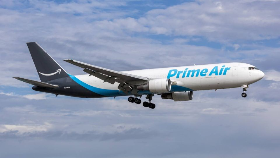 Avión de Amazon se sale de la pista en aeropuerto de Miami, choca contra varios vehículos y se incendia