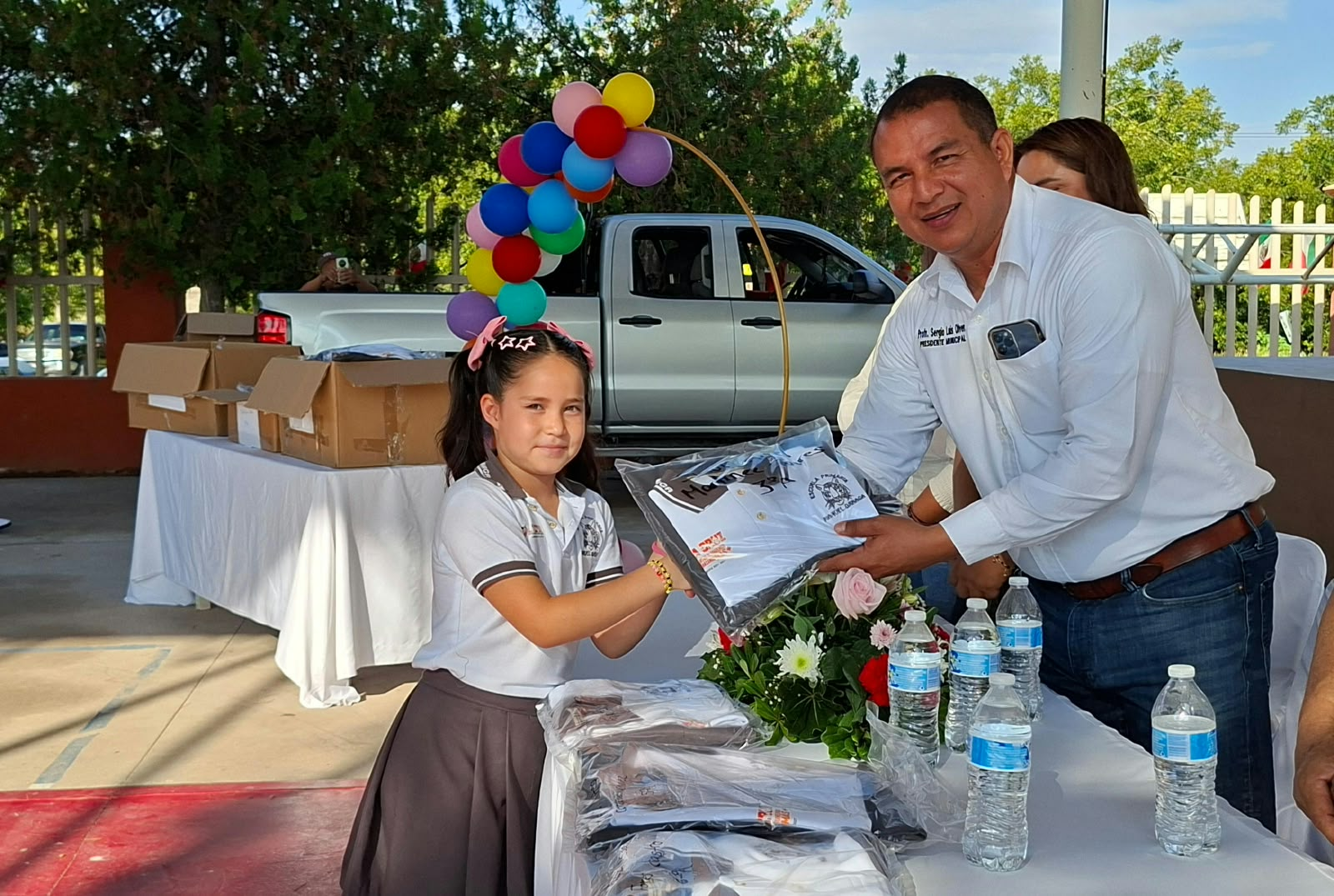 Más de 120 alumnos de la Primaria Manuel Ojinaga en La Cruz reciben útiles escolares